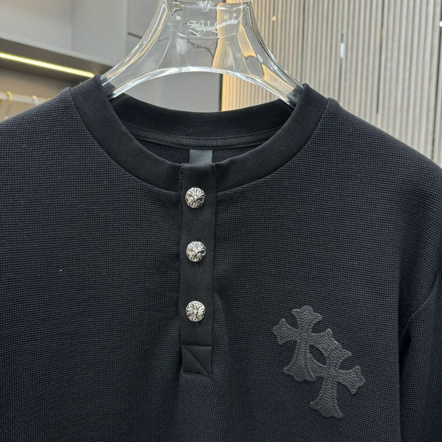 🅿️270 25 New Style🆕Come Hearts Cross Long Sleeve Autumn and Winter King! Chest pockets, collar and cuffs with high weight threads, custom-woven and dyed 330g double yarn waffle fabric, cross steel buckle tags and other accessories are all in the correct version, super conspicuous, super good-looking and super atmospheric, same style for men and women! The overall upper body highlights fashion and individuality, and it is a recommended T-shirt for couples to wear together!! Color: black/white 04 Size: S-XXL